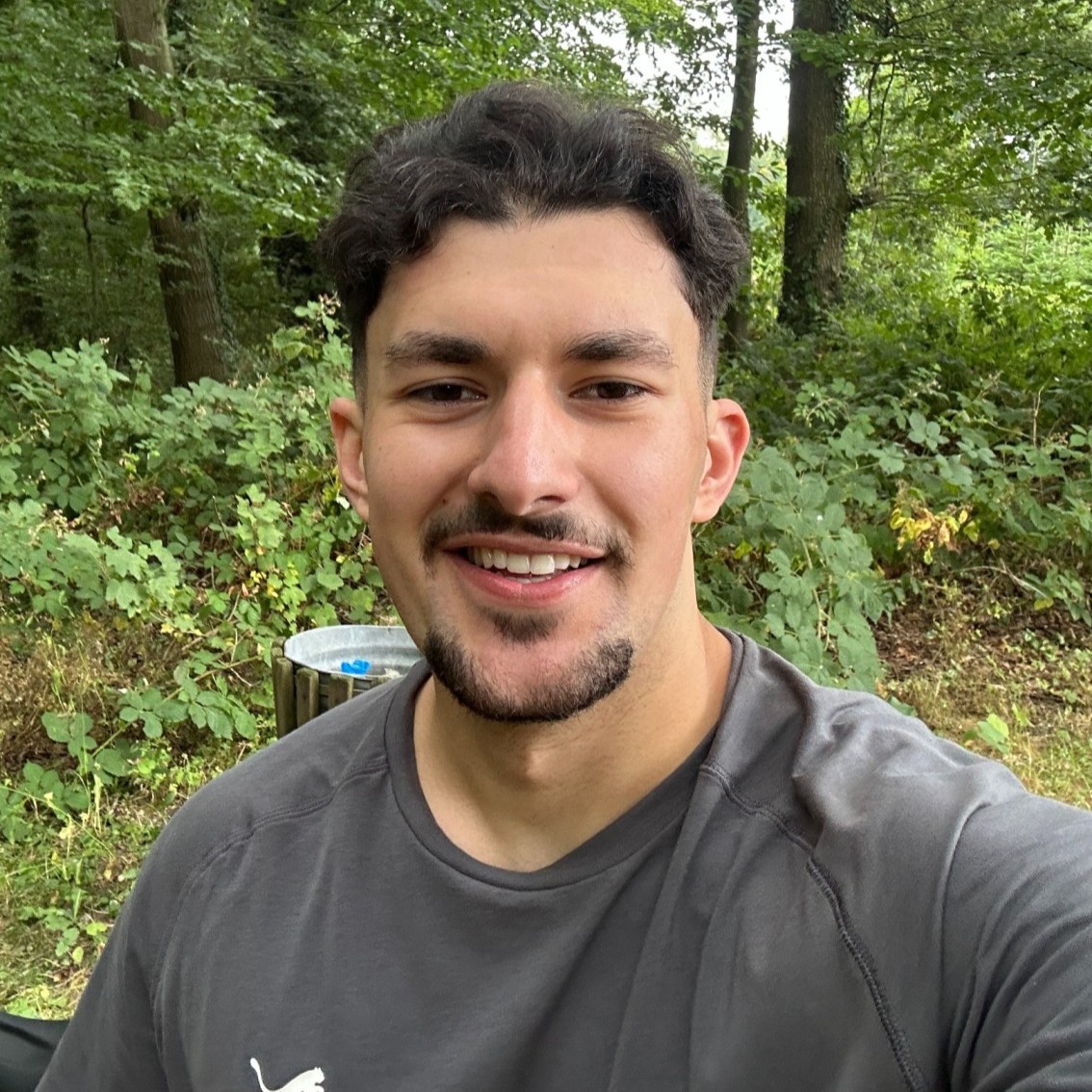 Yunus Kokott im Sport-Shirt bei einer Laufrunde im Wald
